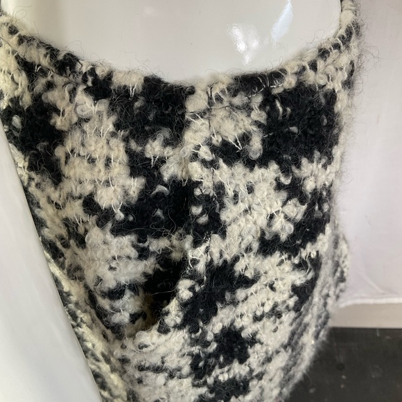 St. John Cream Black Houndstooth Print Wool Blend Buckle Pencil Skirt Size 4 - Picture 13 of 13